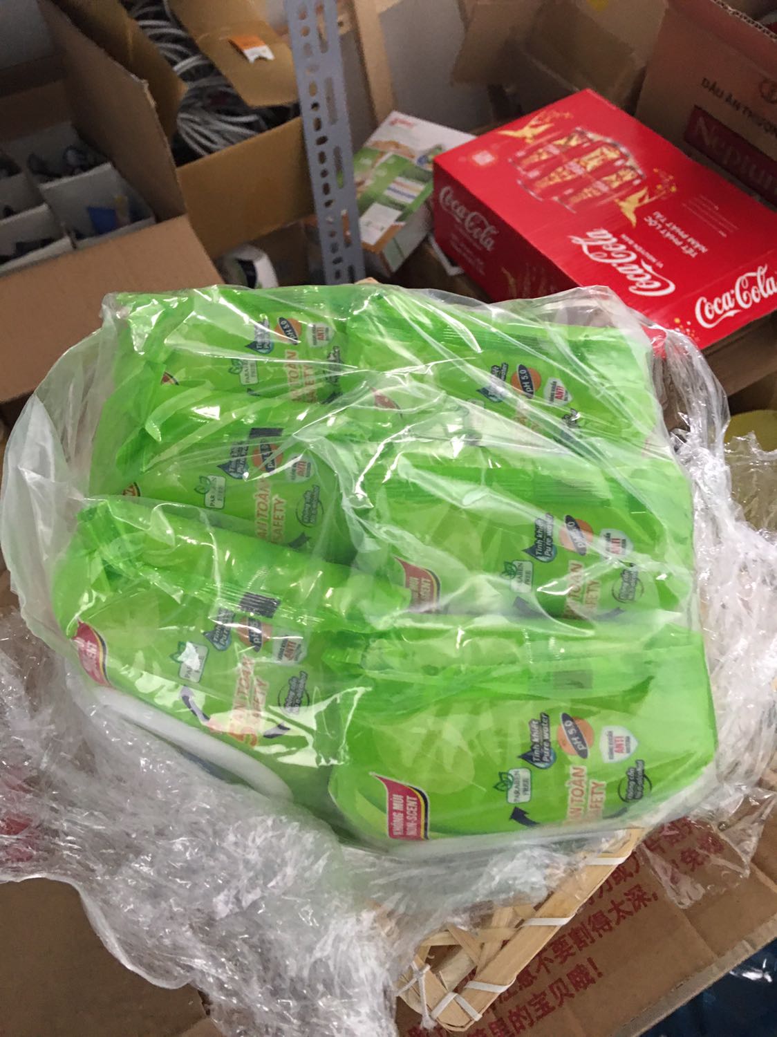 Giấy khá ướt. Mỗi lần rút ra toàn ra 2-3 tờ 1 lúc nên hơi phí. Khăn có mùi nhẹ chứ k bị thơm quá. Giá combo này là rẻ so vs mọi loại khăn ướt khác. Mình mua để lau bàn nên sp này rất ok. Còn để lau cho em bé thì mình nghĩ nên sử dụng loại đắt hơn cho an toàn