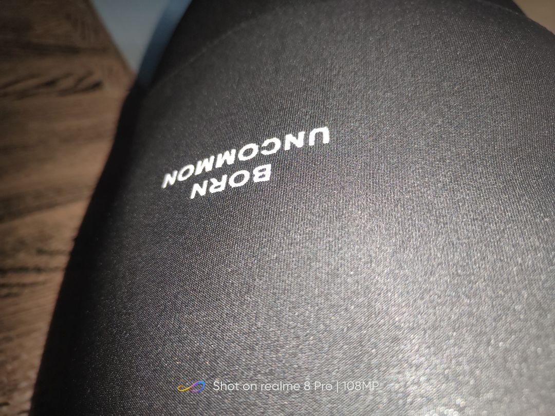 quần đẹp, vải thoáng mát, mặt chút xíu mà ra nhiều mồ hôi lắm, mình mua size L nhưng thấy phần bụng ko có ôm lắm, nếu ôm vô nữa thì tuyệt vời