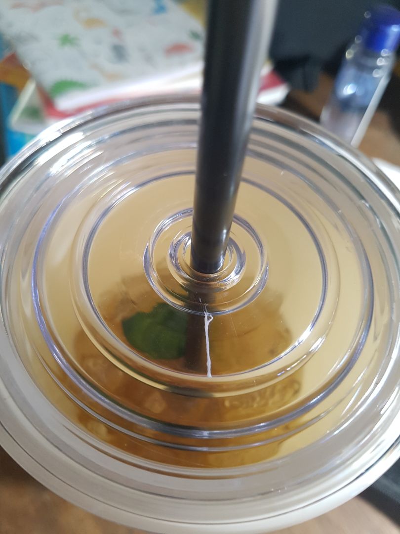 to hơn mình nghĩ, làm bằng nhựa nên giữ nhiệt khoq tốt lắm nma như vầy là đã ổn so với giá rồi nha, giao hàng nhanh. phần nắp bị bể 1 xíu nma khoq sao. có hơi thất vọng 1 xíu vì vẫn bị thấm nước nhẹ ra ly, định mua ly 2 lớp để khoq bị thấm nước dù vậy vẫn ổn