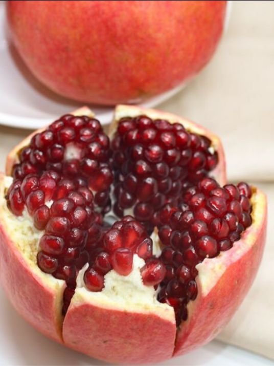 Lựu đỏ, mọng nước, ngon ngọt. Hạt lựu đều, có mùi thơm nhẹ. Trái khá to so với lựu thường. TikiNgon giao hàng nhanh trong 3h nên rất ưng ý.