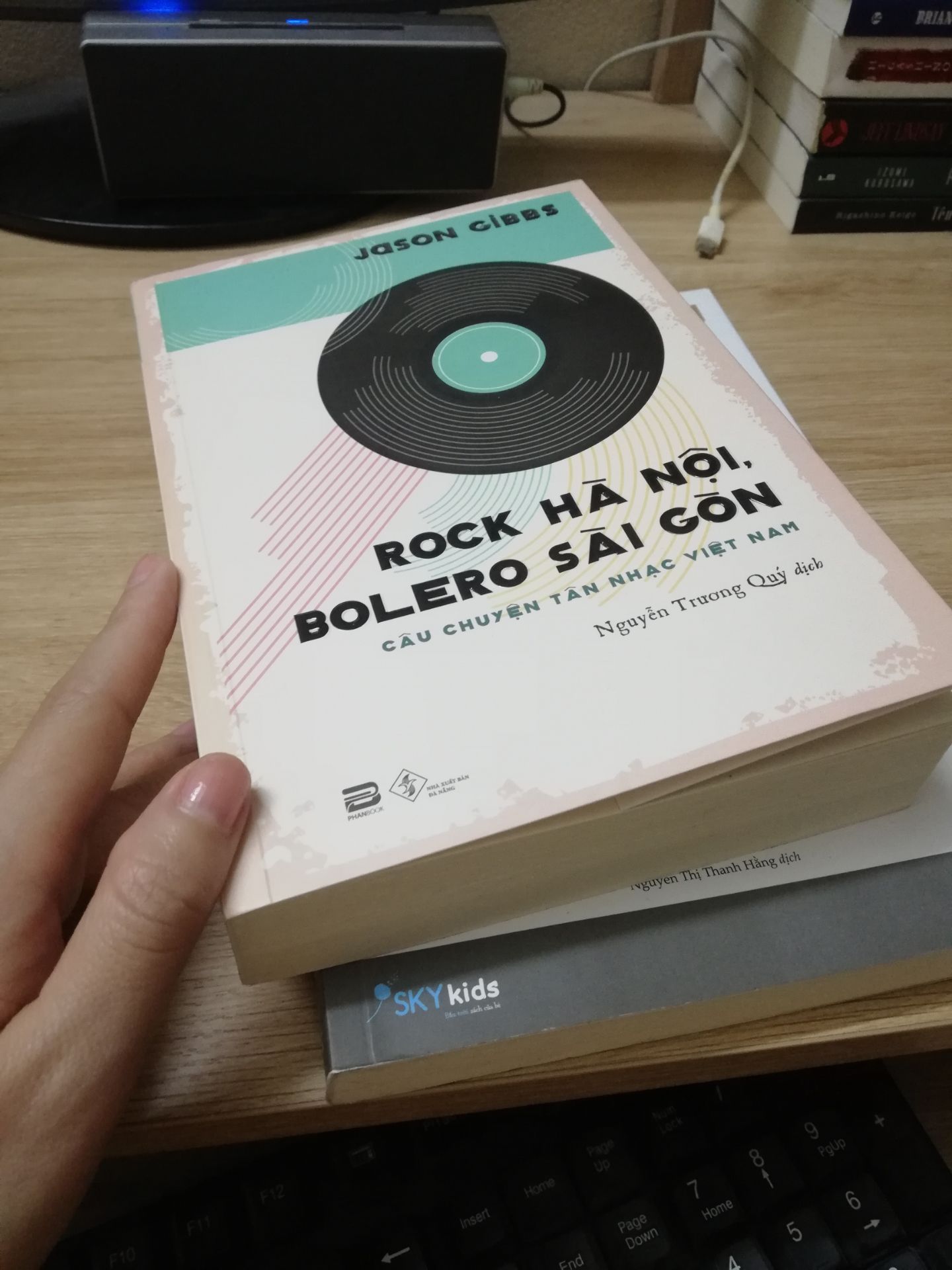 Sách đến tay rất đẹp ạ. Bọc silk nilon. Giấy mỏng nhẹ, chữ bìa in nổi sần, có bookmark, style bìa retro ưng lắm :D 
Nội dung cũng rất hấp dẫn và đầy đủ nữa. Các bạn yêu nhạc, muốn tìm hiểu sự phát triển âm nhạc Việt Nam từ 1900 đến giờ nên mua nhé!