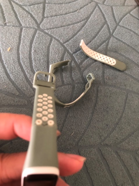 Dây để lâu nên cứng, đeo 1-2 lần thì nứt gãy. Mặc dù shop đã đổi 1 lần nhưng vẫn nứt gãy tương tự cái trước, mặc dù kèm phí ship hoả tốc nhưng cuối cùng không dùng được.