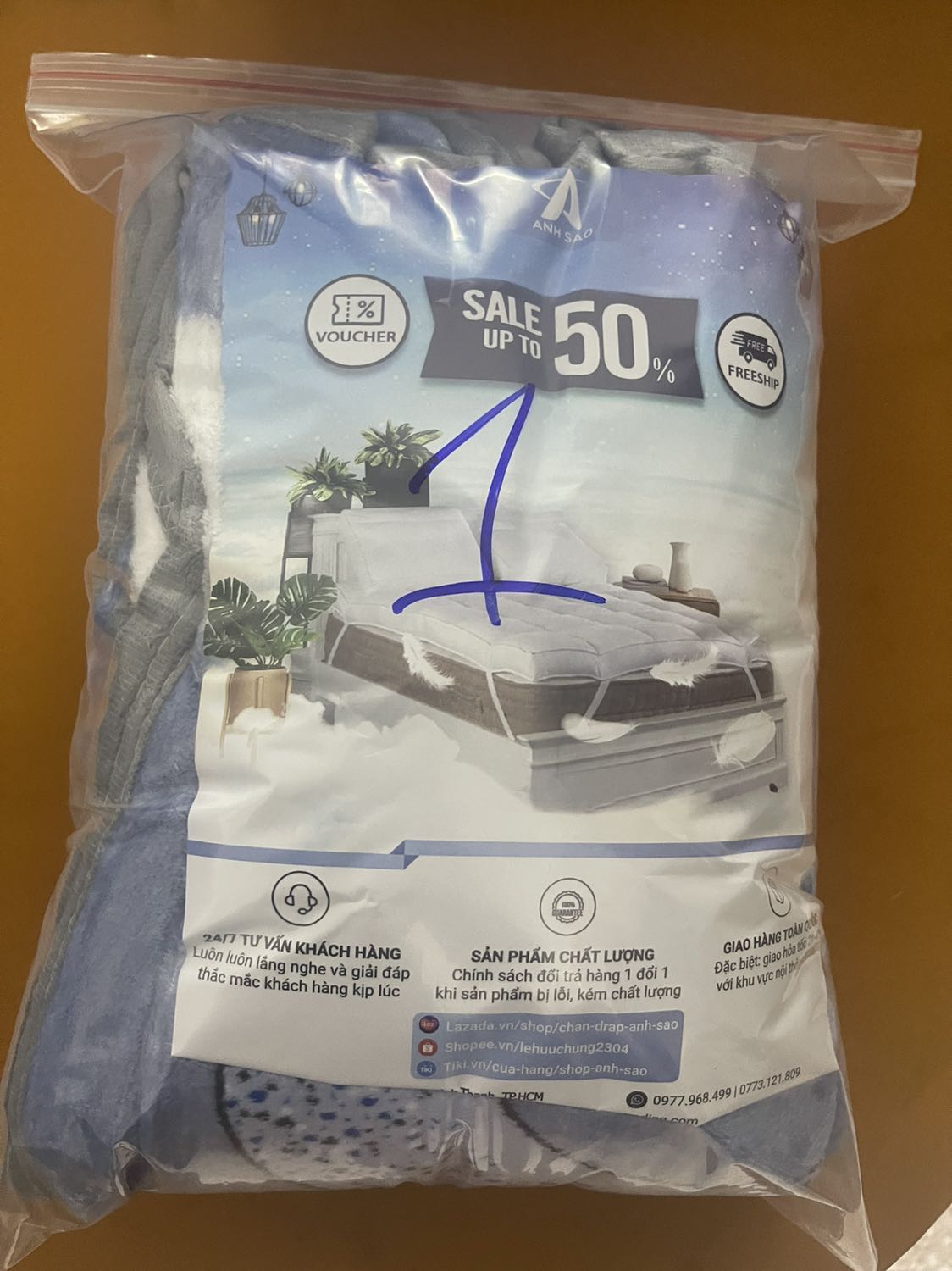 Phải nói là mền xinh xỉu luôn. Vừa to mà hoạ tiết lại cute nữa. nhìn trải lên giường là chill lắm luôn. Mền mỏng cũng phù hợp thời tiết nóng ở miền Nam