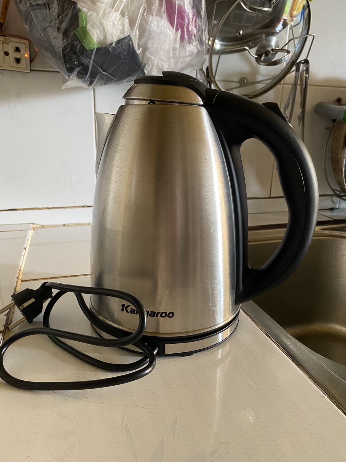 Tìm mãi mới có mẫu này 2 lít, Kangaroo với tầm giá này là ổn lắm đó.
Điều làm mình bất ngờ là cầm lên bình nước chắc cực, không bị ọp ẹp như Sunhouse mua ở siêu thị. Đun lần đầu mình bỏ miếng chanh vàng vô là hết mùi mới liền.
Chỉ có điều lưu ý duy nhất là vì là vỏ inox nên lúc đun không để ý sẽ bị bỏng, nóng tay.