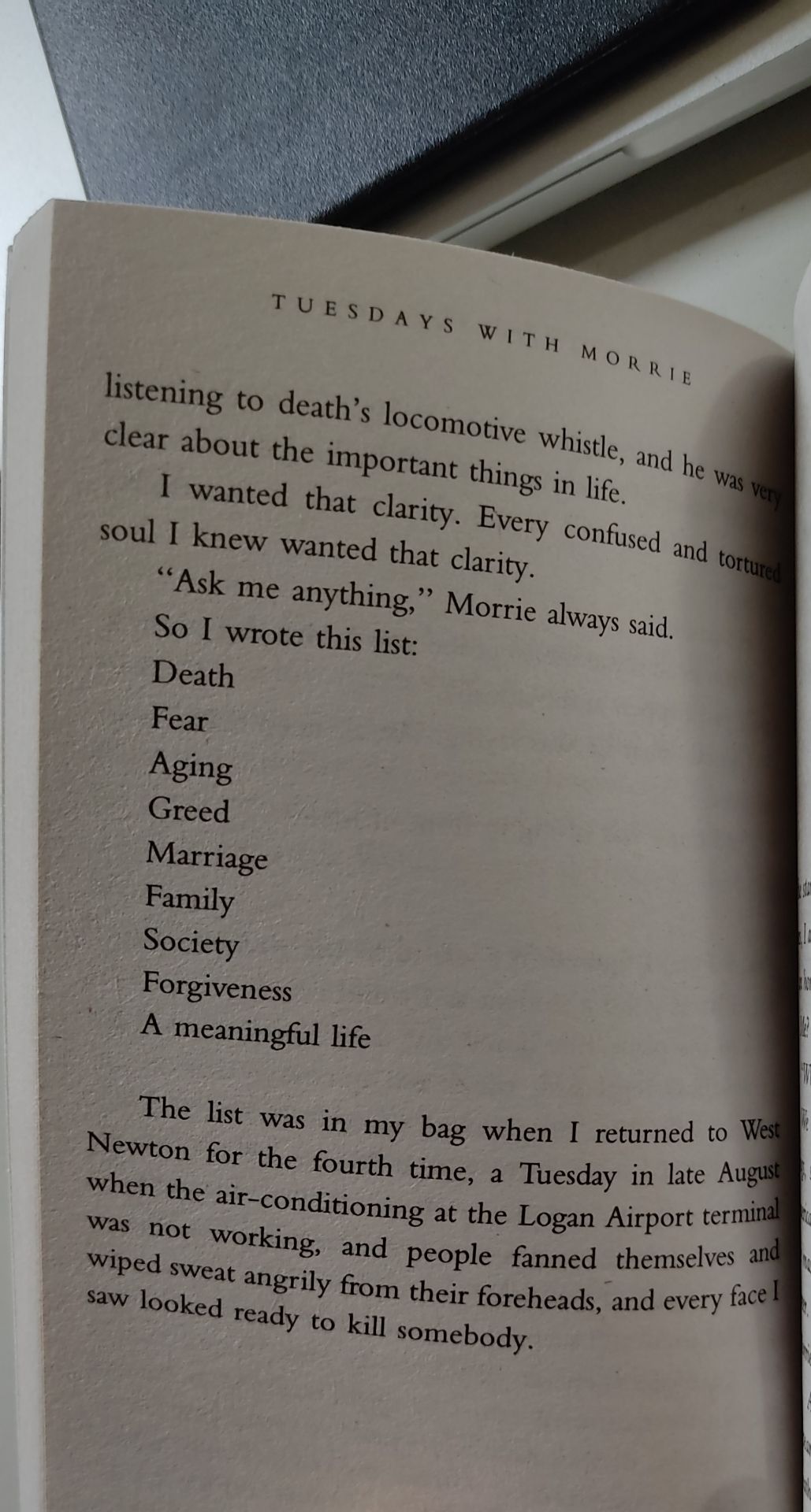 sách giao cực nhanh, mới tiện tay đặt chiều t6 sang chiều t7 đã thấy shipper gọi giao hàng, còn được giảm gần nửa giá bìa :)) 
sách giao rất mới, khổ nhỏ giấy nhẹ kiểu bỏ túi như các dòng sách văn học bằng tiếng Anh thường thấy. quy cách in ấn với giá thành vậy là đúng rồi, bạn nào chê giấy xấu mà còn đắt thì chắc chắn là vì ko quen tiếp cận với dòng sách văn học gốc, đắt hơn bản dịch tiếng Việt mấy lần là chuyện đương nhiên, nhiều cuốn khổ bé bằng nửa cuốn này mà giá tương đương cũng là bt :))
mình đọc xong The five people you meet in heaven nên chạy đi tìm cuốn này mua luôn ko đắn đo, tuy chưa đọc nhưng sách của bác Mitch thì ko có gì phải lo ngại :)) sách giao cực nhanh, mới tiện tay đặt chiều t6 sang chiều t7 đã thấy shipper gọi giao hàng, còn được giảm gần nửa giá bìa :)) 
sách giao rất mới, khổ nhỏ giấy nhẹ kiểu bỏ túi như các dòng sách văn học bằng tiếng Anh thường thấy. quy cách in ấn với giá thành vậy là đúng rồi, bạn nào chê giấy xấu mà còn đắt thì chắc chắn là vì ko quen tiếp cận với dòng sách văn học gốc, đắt hơn bản dịch tiếng Việt mấy lần là chuyện đương nhiên, nhiều cuốn khổ bé bằng nửa cuốn này mà giá tương đương cũng là bt :))
mình đọc xong The five people you meet in heaven nên chạy đi tìm cuốn này mua luôn ko đắn đo, tuy chưa đọc nhưng sách của bác Mitch thì ko có gì phải lo ngại :))