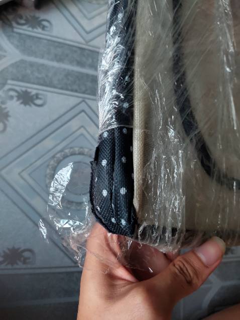 lúc lấy hàng không để ý, về phòng mới thấy nó bị lủng 1 lỗ như này? bây giờ đổi trả ntn đây?