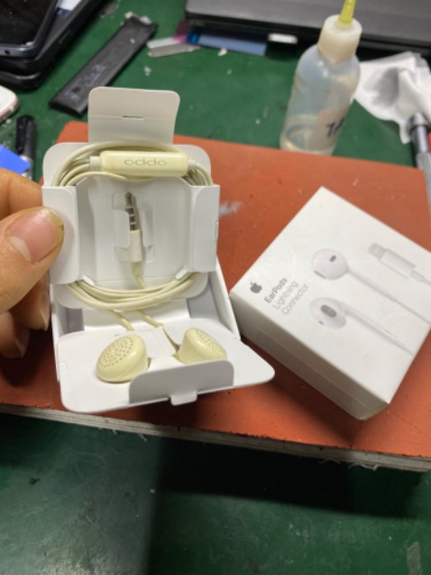 Sản phẩm bị đánh tráo thành tai nghe oppo cũ. Tôi mua làm quà tặng giờ mới mở ra quá thời gian nhận hàng nên k đổi trả được. Có cả clip lúc khui hàng nguyên đai nguyên kiện. Tiki làm ăn vớ vẩn thật khuyên mọi người đừng mua kẻo bị *** nhu tôi ! Rất không hài lòng