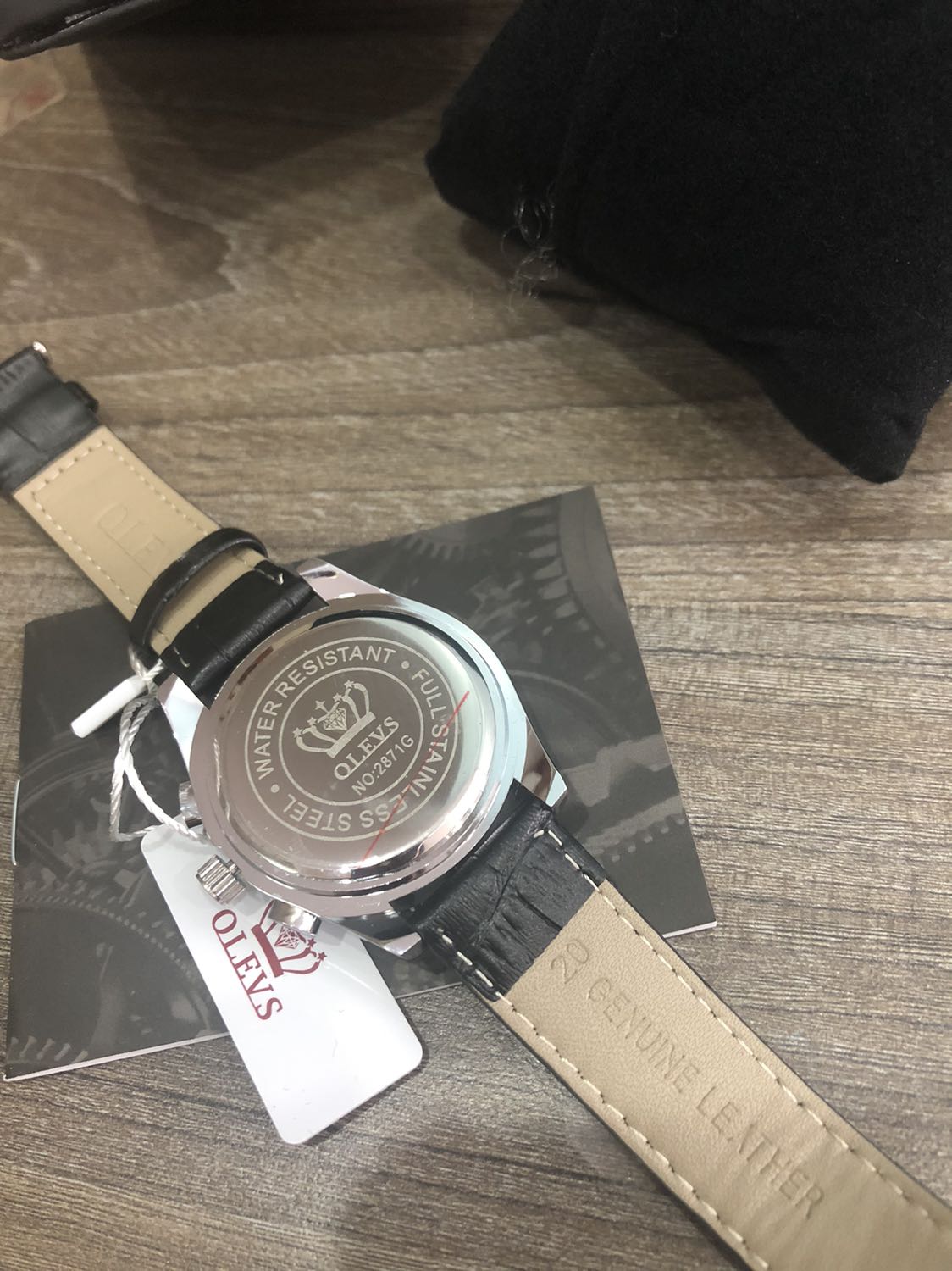 Đầu năm dc lì xì xịn xò ,mặt đồng hồ thiết kế khá lạ, độc đáo,đeo thoải mái không bị vướng như nhiều loại dây khác, đầy đủ tem mác sách hướng dẫn chính hãng. Nói chung k chê đc điểm gì với giá tiền này. Bảo hành hẳn 1 NĂm thì cũng rất yên tâm. Ok ok ok ok ok ok ok