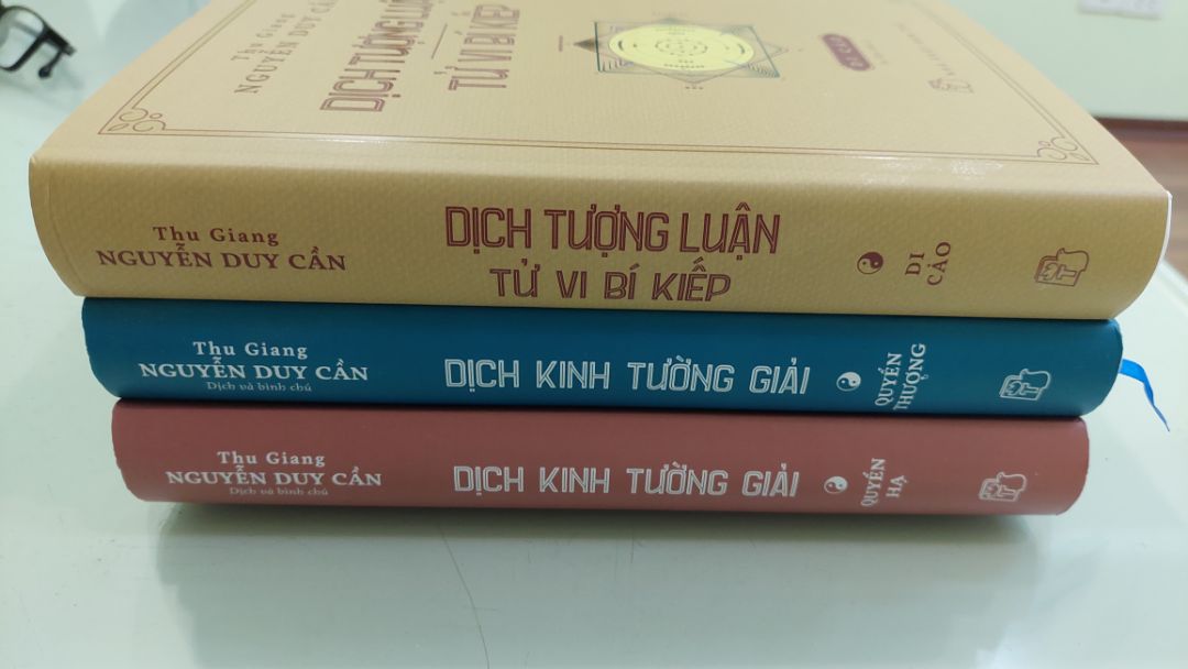 Khó nhất trong dịch học không phải ở lời mà ở tượng số. Dịch tượng luận chú trọng phân tích và bình chú phần tượng của kinh dịch.
Tử vi bí kiếp trong khi đó thiên về tâm lý học, ứng dụng kinh dịch trong việc tìm hiểu tính cách từng con người cụ thể.