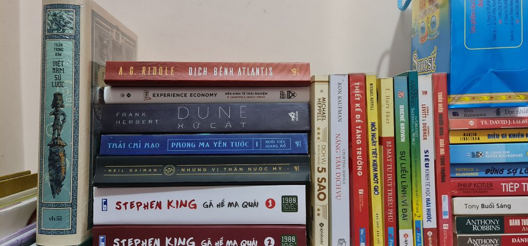 Tập 2 đã làm sáng tỏ thêm nhiều bí ẩn về nguyên nhân sự tiến hóa của loài người, thêm bất ngờ về nhân vật chính nữ Kate. Tác giả thật rất sáng tạo khi kết hợp các yếu tố lịch sử, truyền thuyết để tạo nên 1 tác phẩm cuốn hút.
Mạch truyện hơi chậm, thêm nhiều nội dung liên quan đến lịch sử, khoa học nên nếu không hợp gu nhiều bạn sẽ thấy chán.