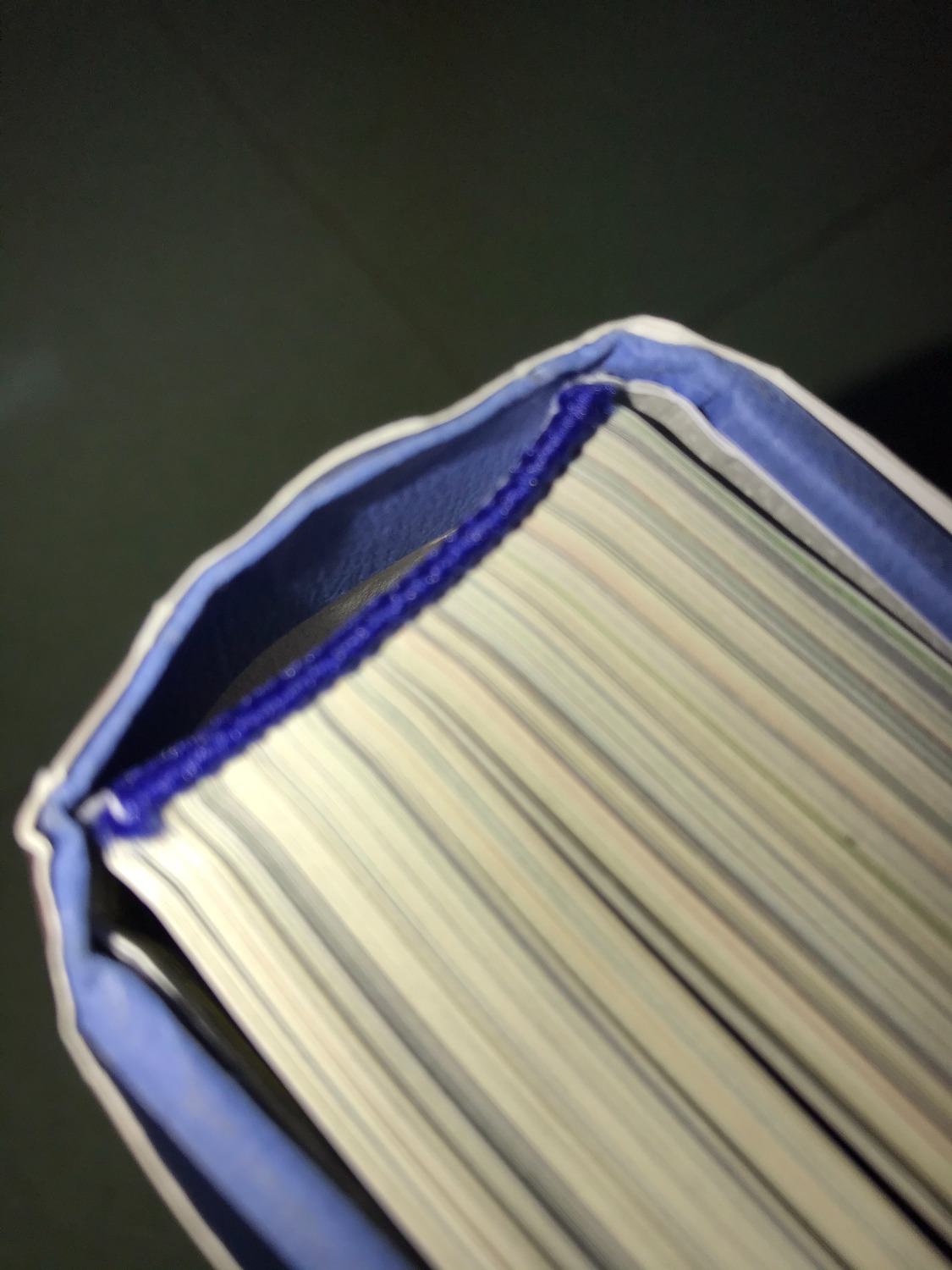 Bìa trước bị trầy xước như hình. Phần gáy và các mép quanh bìa cứng bị hư dập, bong tróc, gây biến dạng gáy sản phẩm. Mình có đính kèm hình ảnh một số chi tiết lỗi của sản phẩm nêu trên, bên Tiki vui lòng xem qua nhé!
Mình nghi ngờ đây là sản phẩm lỗi hoặc đã qua sử dụng, sản phẩm chắc chắn đã bị hư hại trước khi đóng gói, do gói hàng đựng sản phẩm mình nhận được rất vuông vức, chắc chắn, nên Tiki vui lòng xem lại nhé!
Mình muốn đổi trả lại sản phẩm nêu trên. Tiki vui lòng thu hồi lại sản phẩm và đổi lại sản phẩm mới cho mình. Xin cảm ơn!