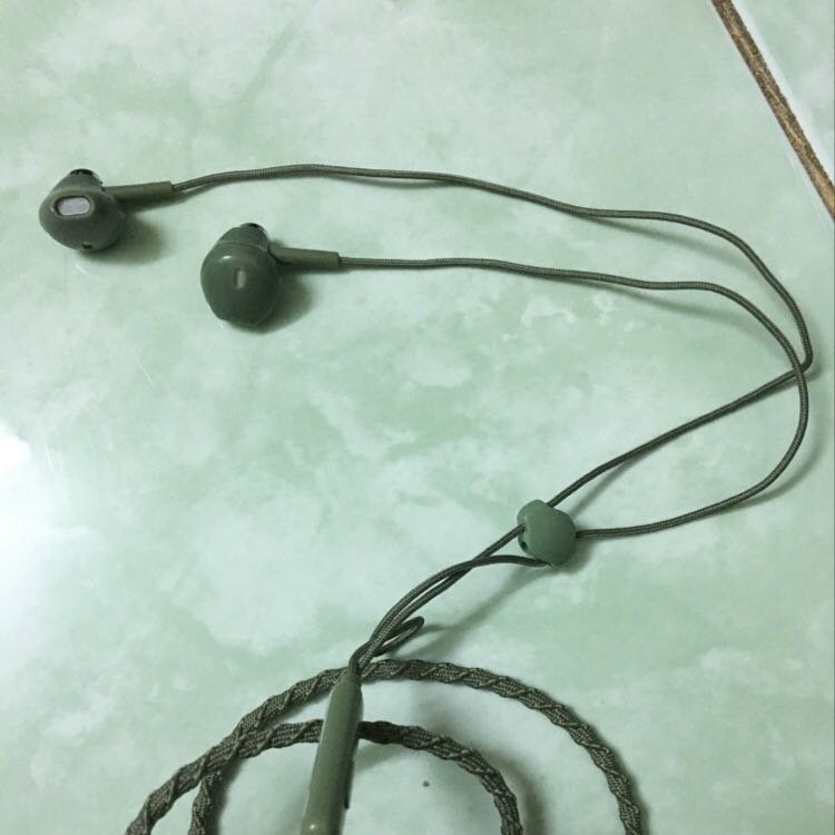 Ngoại hình thì khá ổn. Dây bọc vải nên mềm. Mình khá là thích cho đến khi *** âm thanh. 1 bên nhỏ, 1 bên lớn nên khi nghe cứ có cảm giác đầu bị lệch sang 1 bên í. Khá là thất vọng. Không biết các sản phẩm khác có bị vậy không hay chỉ của mình bị thôi nữa hix