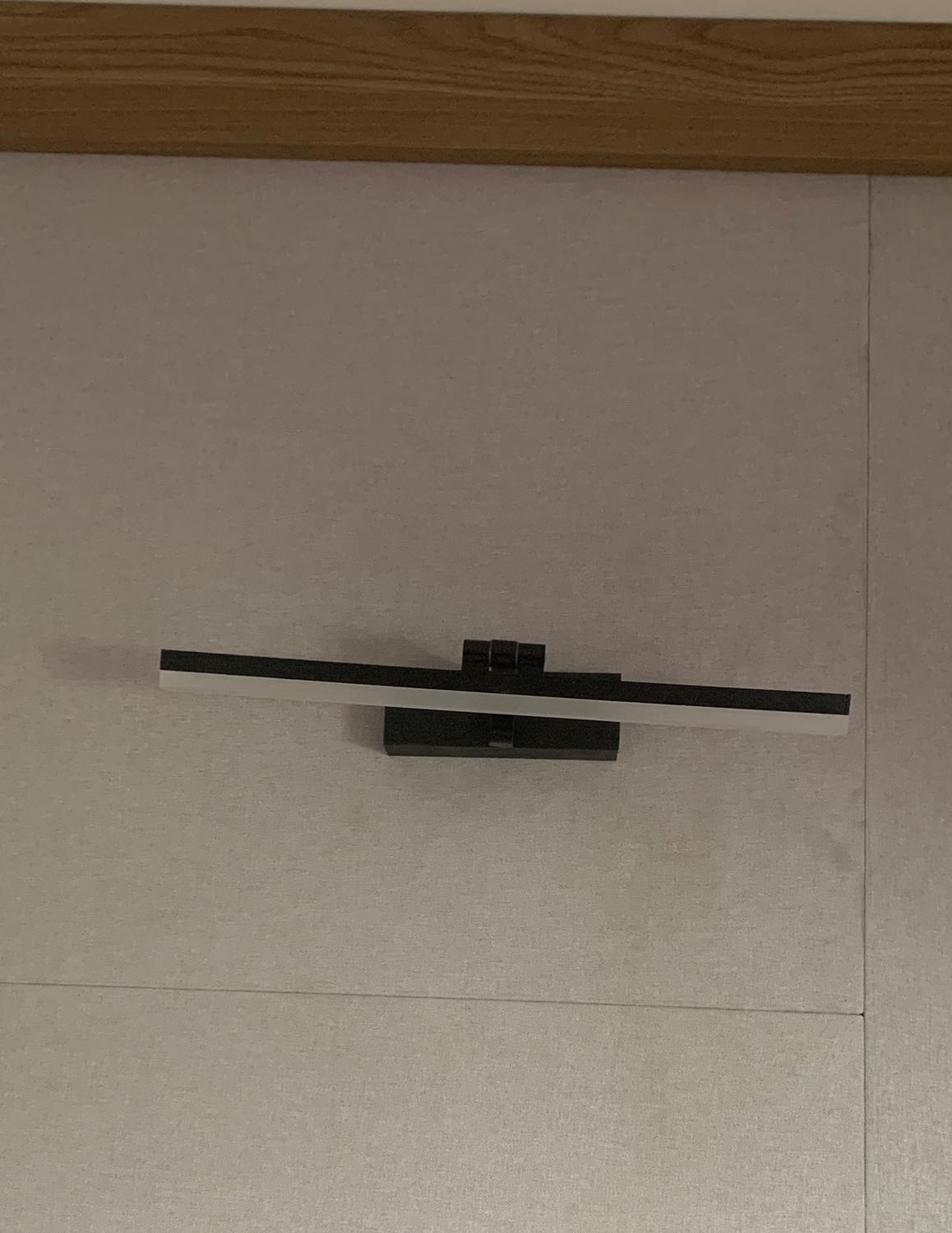 Không hài lòng vì thiết bị cong vênh không chỉnh được do hàn chết giữa thân đèn và đế đèn. 

Về chất lượng: Từ lúc cong vênh mình không dùng, nên chưa đánh giá. 

Về hình thức: Đẹp. Giá như không bị cong vênh thì tuyệt vời. 

Về đóng gói: An toàn.