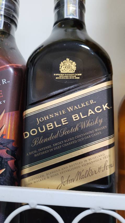 Mùi khói mạnh mẽ, thích dòng này và jw 18 nhất. Em này thì đậm khói hơn, ăn với bò nướng thì còn gì bằng. Hehe