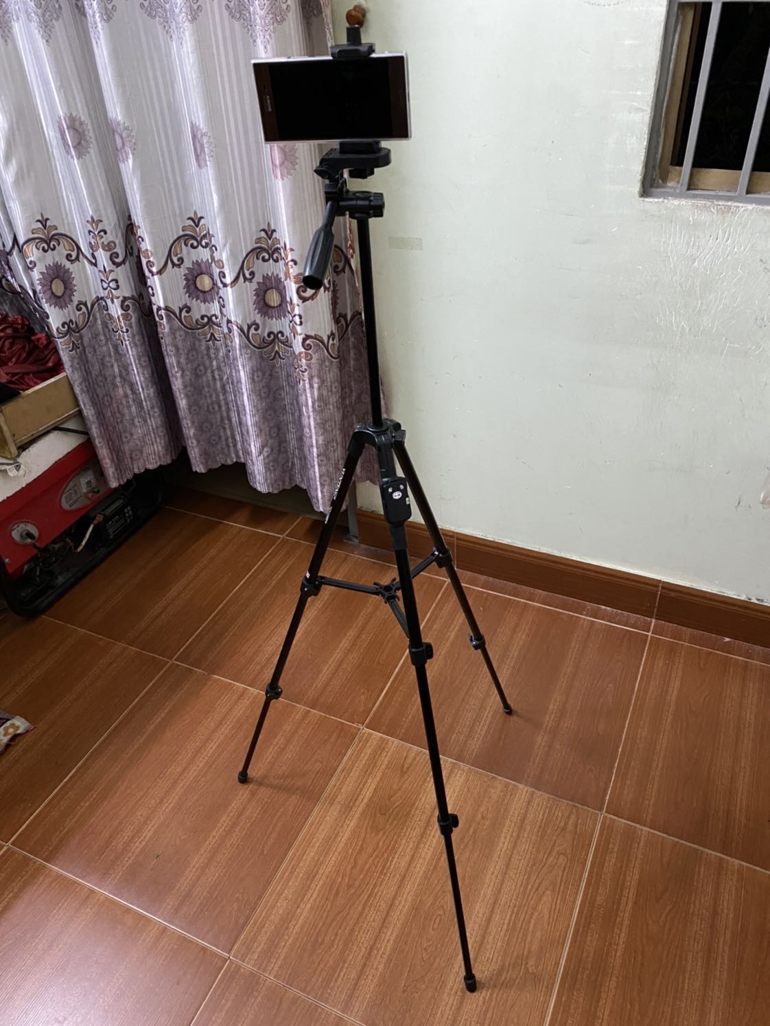 Hộp bị móp một chút, bao gói kỹ, ống kim loại, sơn mạ tĩnh điện. Phần nhựa hoàn thiện mức trung bình khá, kéo hết mức được khoảng 1.3m. Với mức giá 340k là tạm ổn. Hài lòng