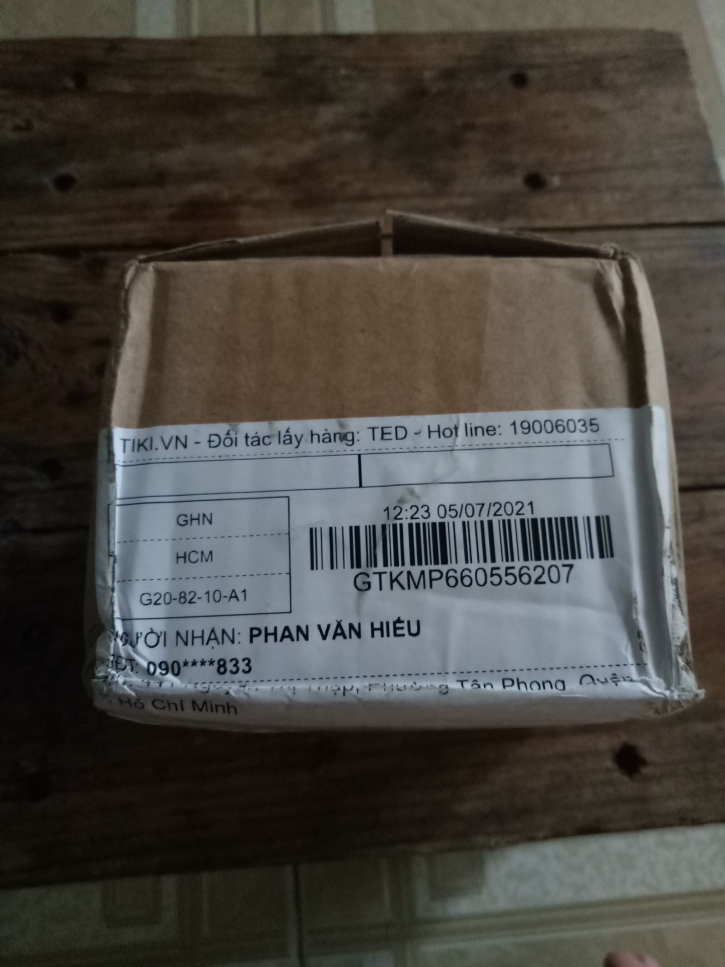 lần đầu tiên mở họp hàng ra cảm giác như bị ***, thứ 3 shipper giao hàng mình lu bu nhờ bạn nhận dùm, kết quả mở ra bình xịt thành 3 họp pate, rồi sáng thứ 7 này mới có giao nhận đến nhận lại họp hàng. kết quả ko biết khi nào mới nhận lại đc cái bình xịt. Chủ shop giao nhầm mình ko trách, nhưng mà rất tốn thời gian