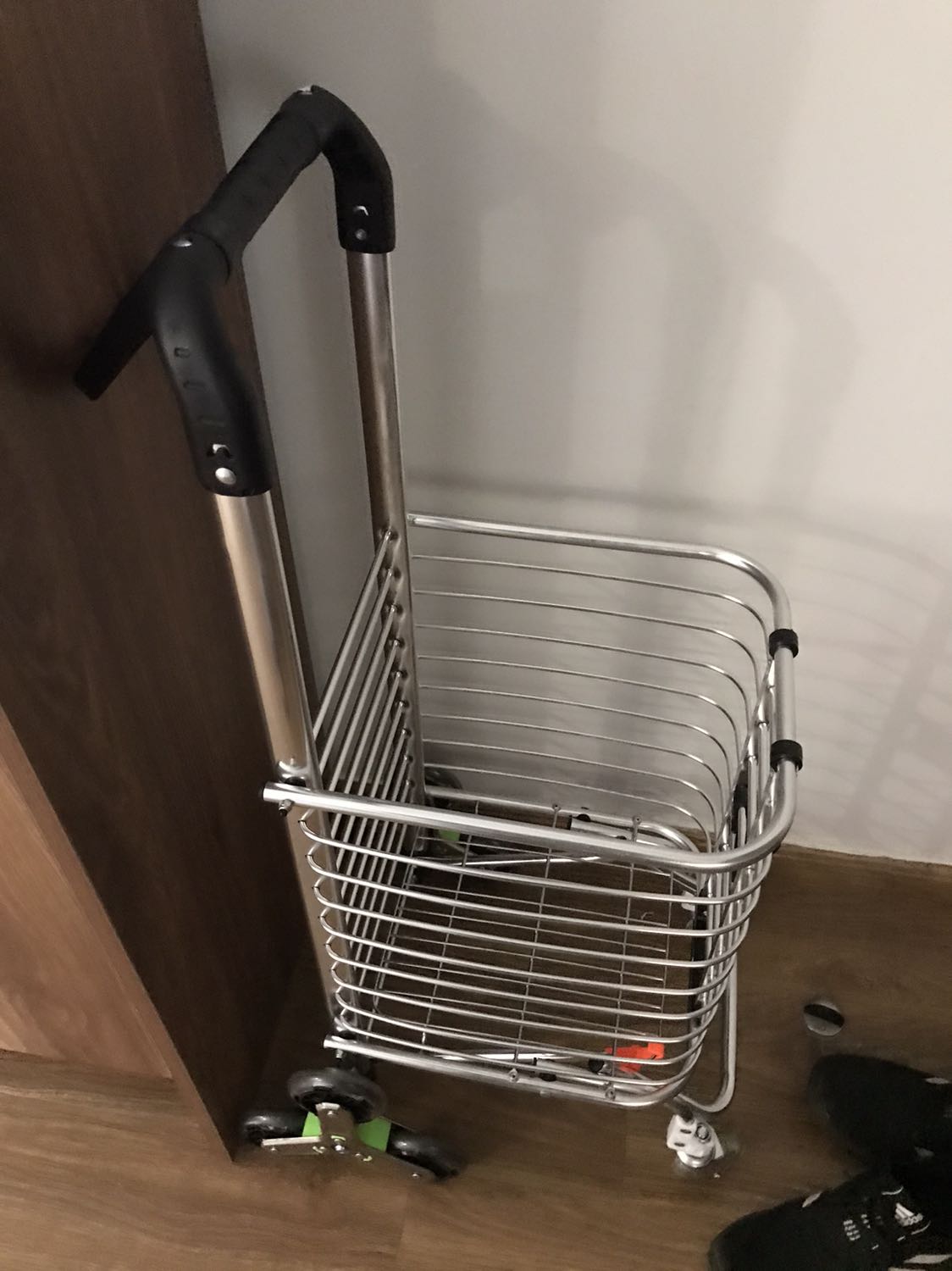 Sản phẩm sử dụng rất tốt!
Có tính thẩm mỹ cao, chỉ có điều là bánh xe sau ko tương thích với mọi loại bậc cầu thang nên cũng ko hữu dụng lắm với chức năng 6 bánh!
Chở đồ con con chú ý ko bị lọt ra ngoài!
Còn tất cả đều ok, ko vấn đề gì Sản phẩm sử dụng rất tốt!
Có tính thẩm mỹ cao, chỉ có điều là bánh xe sau ko tương thích với mọi loại bậc cầu thang nên cũng ko hữu dụng lắm với chức năng 6 bánh!
Chở đồ con con chú ý ko bị lọt ra ngoài!
Còn tất cả đều ok, ko vấn đề gì