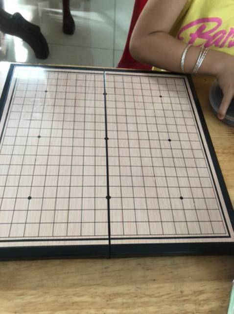 Đã mua lần trước và lần này mua thêm! Cả 2 loại đều rất ưng, cả tụi nhỏ vô cùng mê vì bàn là hộp luôn không bị rơi rớt ra ngoài, quân cờ đều màu, láng mịn, xịn xò kiki!! sp giá hạt dẻ chất lượng vượt trội. Thiết nghĩ shop sẽ còn phát triển thêm!

Ủng hộ shop 5 sao đây!!! SP đúng như mô tả