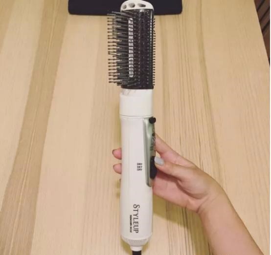 Mình có mua máy này tặng sinh nhật mẹ thôi.
Tóc mẹ mình ngắn ngắn ngang vai à. Kiểu tóc ngắn nó hay bị xòe ra chứ không úp vô mặt.
Thấy mẹ bảo ưng ý lắm, gội đầu xong lau sơ qua, rồi vừa sấy vừa chải.
Tóc mềm sờ vào mát lắm. Làm vậy xong tóc nó sẽ cụp cụp vào trong. Mình có mua máy này tặng sinh nhật mẹ thôi.
Tóc mẹ mình ngắn ngắn ngang vai à. Kiểu tóc ngắn nó hay bị xòe ra chứ không úp vô mặt.
Thấy mẹ bảo ưng ý lắm, gội đầu xong lau sơ qua, rồi vừa sấy vừa chải.
Tóc mềm sờ vào mát lắm. Làm vậy xong tóc nó sẽ cụp cụp vào trong.