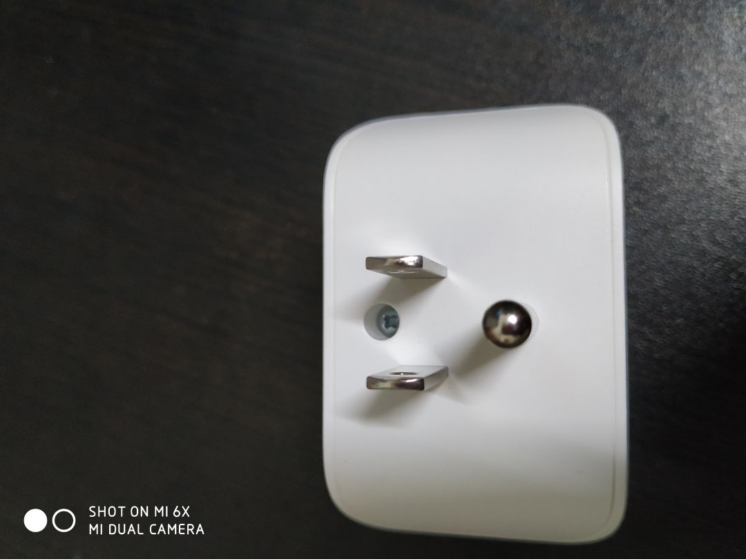 Giao hàng nhanh, sản phẩm nhìn cũng khá xịn xò. Lưu ý mọi người cân nhắc khi mua vì đây là sản phẩm xuất xứ bên Khựa nên nó cũng mang đủ cái oái oăm của họ, chân cắm là chân ba nhé, khó tương thích với các dòng ổ cắm VN, mình có hỏi shop mình tự xử lý như thông thường là bẻ bớt chân thì shop nói ko dc dù mình cam kết ko yêu cầu bảo hành. Nói chung là sẽ bẻ thôi nhưng ko biết có ảnh hưởng đến tính năng smats ko