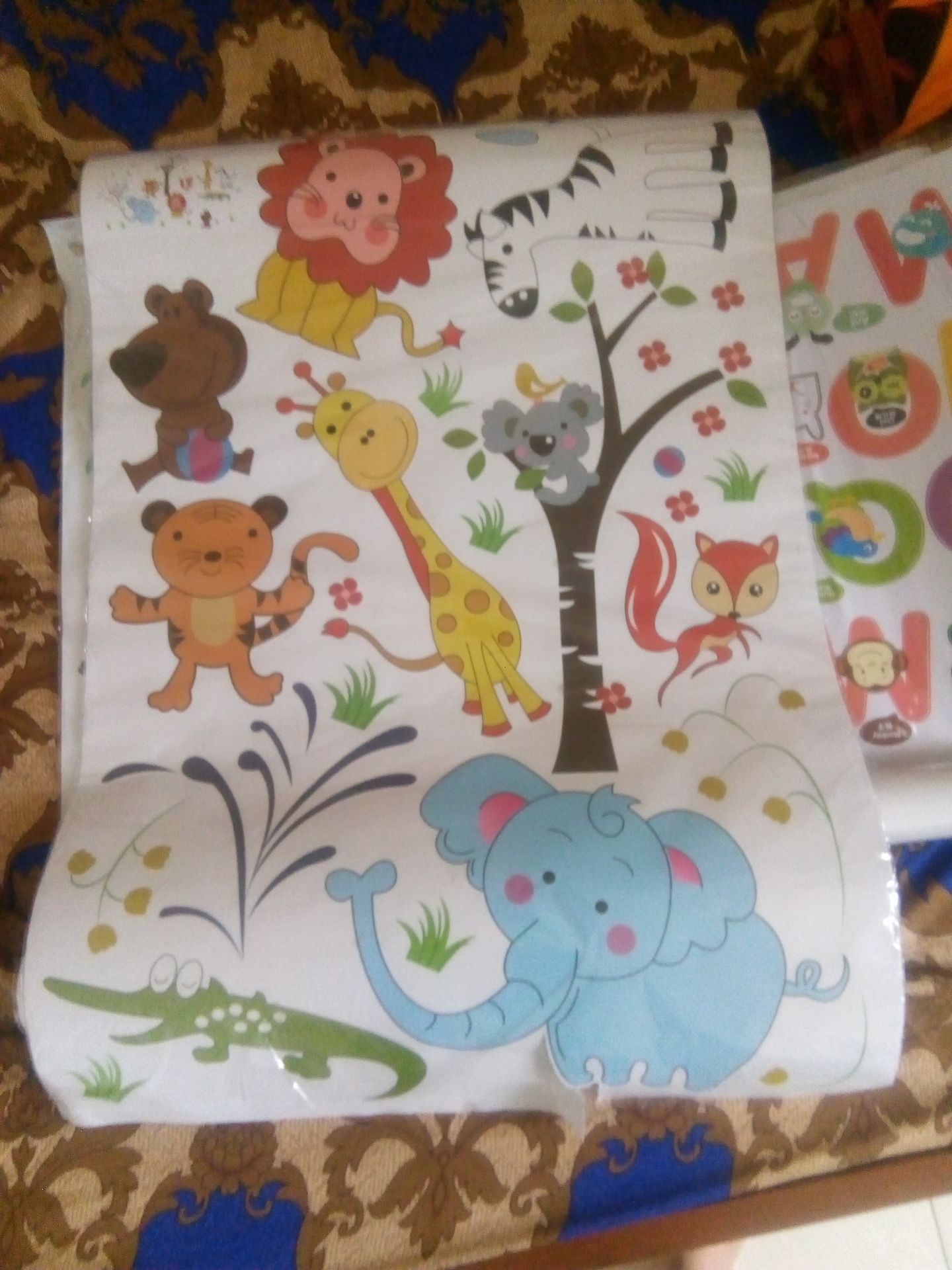 chữ tiếng anh đâu shop. vui lòng liên hệ lại với mình để đổi lại cho mình. bạn nhìn xem mình đặt 1 thú,2 phương tiện giao thông và 1 chữ cơ mà. sao lại giao cho mình có 1 thú ko có chữ tiếng anh như hình. rồi 2 thú kia mình ko đặt. phương tiện giao thông đâu. mà sao lại giao 2 bảng chữ cái trùng nhau. mình rất bức xúc đợi quá lâu để nhận mà cuối cùng nhận được thế này. vui lòng đổi lại cho mình