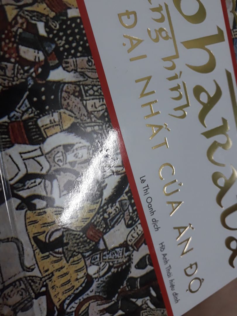 Hình ảnh bìa sách quá ấn tượng, sắc xảo cực kỳ chi tiết. Tuy nhiên bìa sách vẫn có một vài vết trầy xước nên chưa thực sự ưng ý lắm. Tiki đóng gói cũng khá an toàn và kỹ lưỡng, có giấy bọc lót bên trong chống va đập rất tốt. Quyển sách khá nặng ký về nghĩa đen lẫn nghĩa bóng.