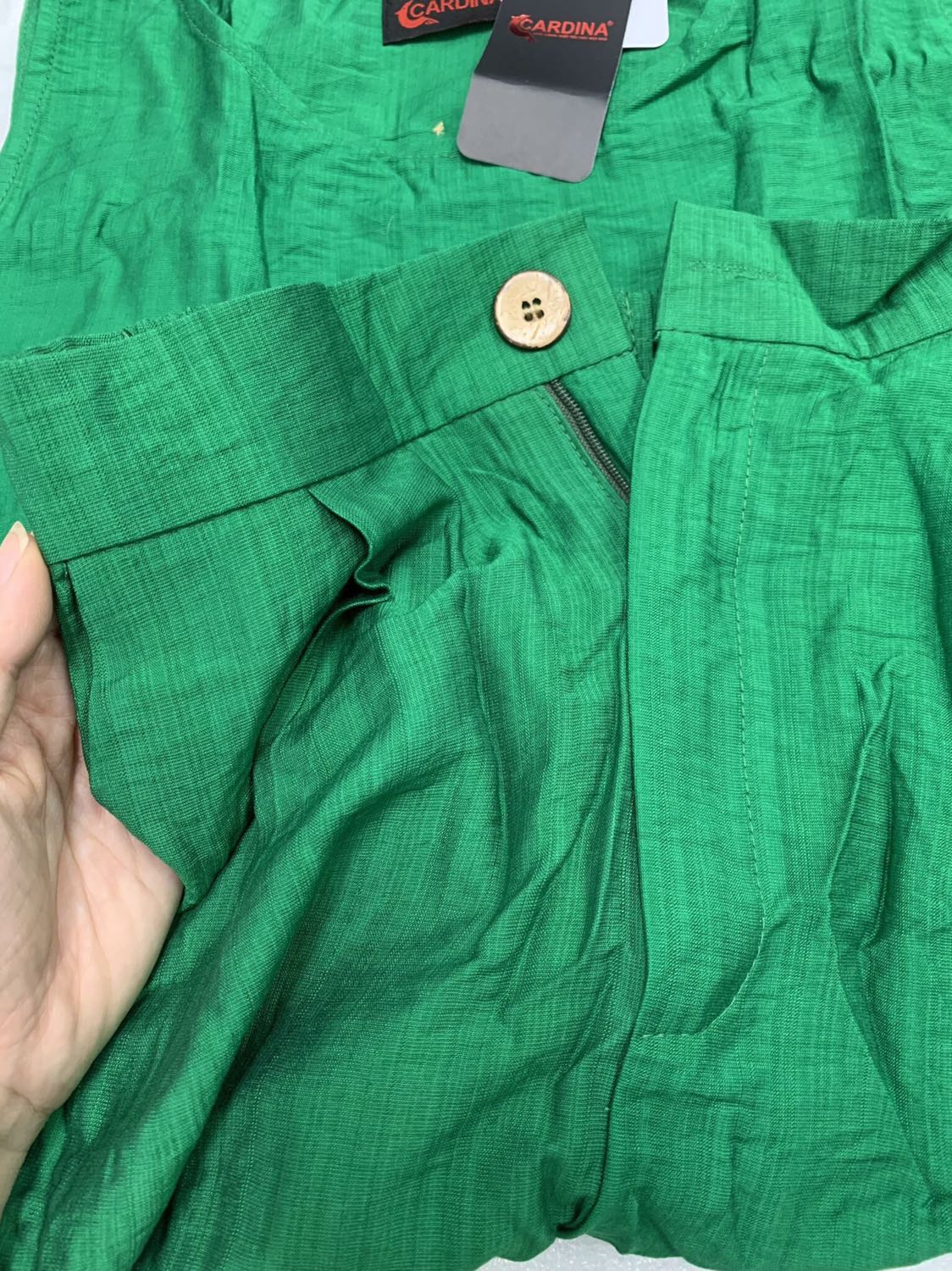 Bộ này thì đẹp, chất đũi xước dễ mặc. Kiểu dáng của bộ này mặc đi chơi, đi biển xinh cực kì. Size chuẩn vừa vặn, màu xanh đẹp y hình