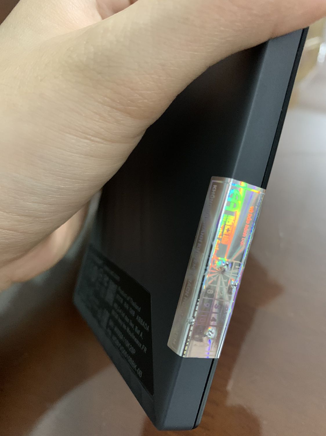 Mọi thứ đều tốt. Trừ cái nắp vỏ hộp có đường lằn như đã bị mở ra, và tem bảo hành dán trên ổ cứng có 3 lỗ như kim châm (vì người bán không mô tả gì về vấn đề này nên mình mặc định đây là vấn đề của bên bán). Rate 3 sao.