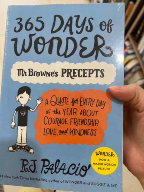 Tiki - fahasha giao hàng nhanh, đóng gói chắc chắn, sách mình nhận đủ số lượng, mà lúc đặt hàng ko để ý bị double 2 cuốn, sách nói chung câu từ dễ hiểu. 1 quyển cho mình, 1 quyển đi tặng vậy, haha
