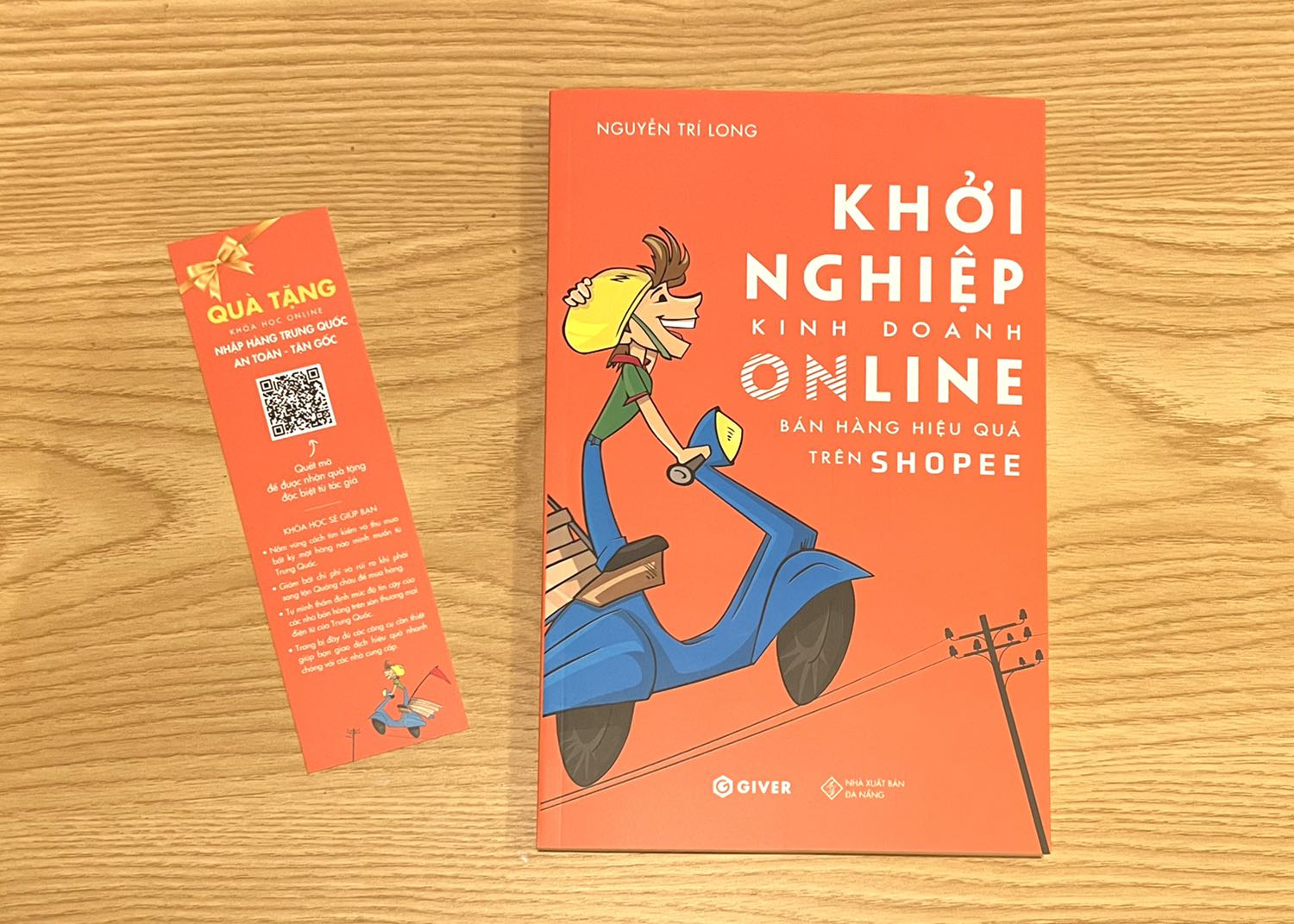 Sách đẹp, không quá dày, dễ đọc. 5 bước cơ bản để tạo gian hàng, ra đơn và tiếp tục phát triển sau đó là nội dung cơ bản của quyển sách. KHÁCH HÀNG Ở ĐÂU, BẠN PHẢI CÓ MẶT Ở ĐÓ. Mình rất thích câu này, khi khách hàng dàn trải ở mọi nơi thì mình có thể bán hàng ở mọi nơi. Kiến thức bài bản của quyển sách này giúp mình hiểu ra rất nhiều thứ để về tiếp tục cải thiện gian hàng của mình. Cảm ơn tác giả.