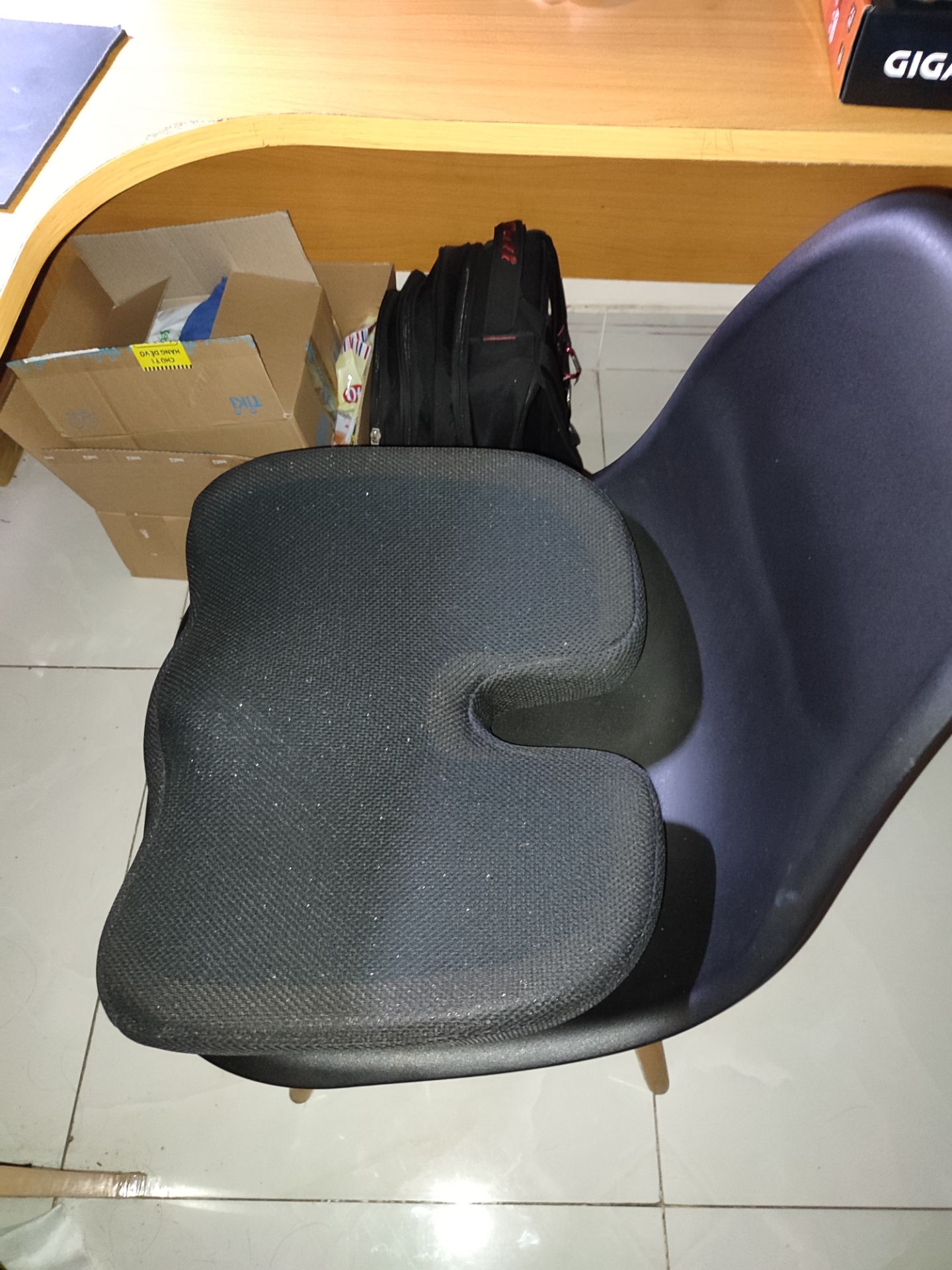 Sản phẩm tương đối tốt, bên ngoài thì bọc khá đẹp nhưng bên trong hơi bẩn có lông sợi gì đó và cao su thủng lỗ chỗ. Ngồi thì êm, đỡ đau mông hẳn khi ngồi lâu nhưng bị bí với nóng. Trừ thêm 1 sao do tờ cảm ơn thái độ lồi lõm. Sửa lại dùm thành quý khách gặp vấn đề vui lòng liên hệ shop trước khi đánh giá thì thiện cảm hơn nhá.