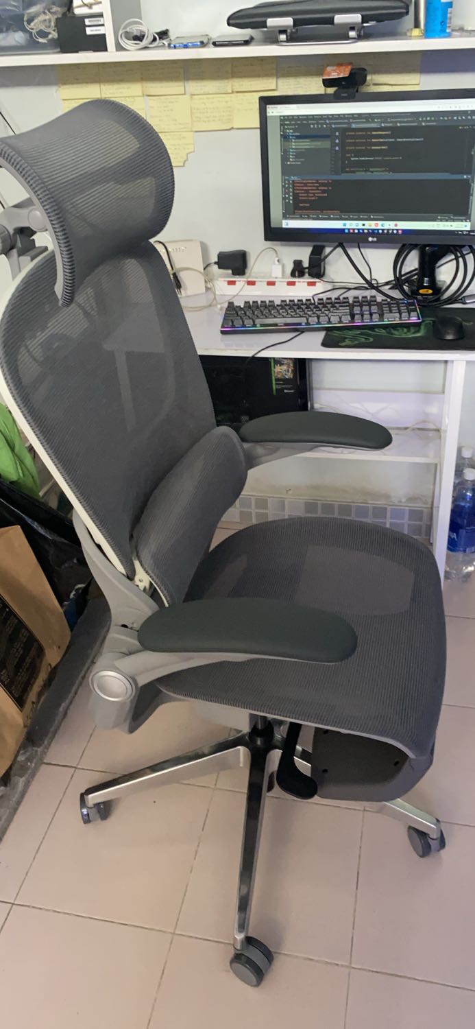 Bề ngoài mẫu mã ok. Nút bật đóng màu đỏ hơi lỏng lẻo, hay bị kẹt