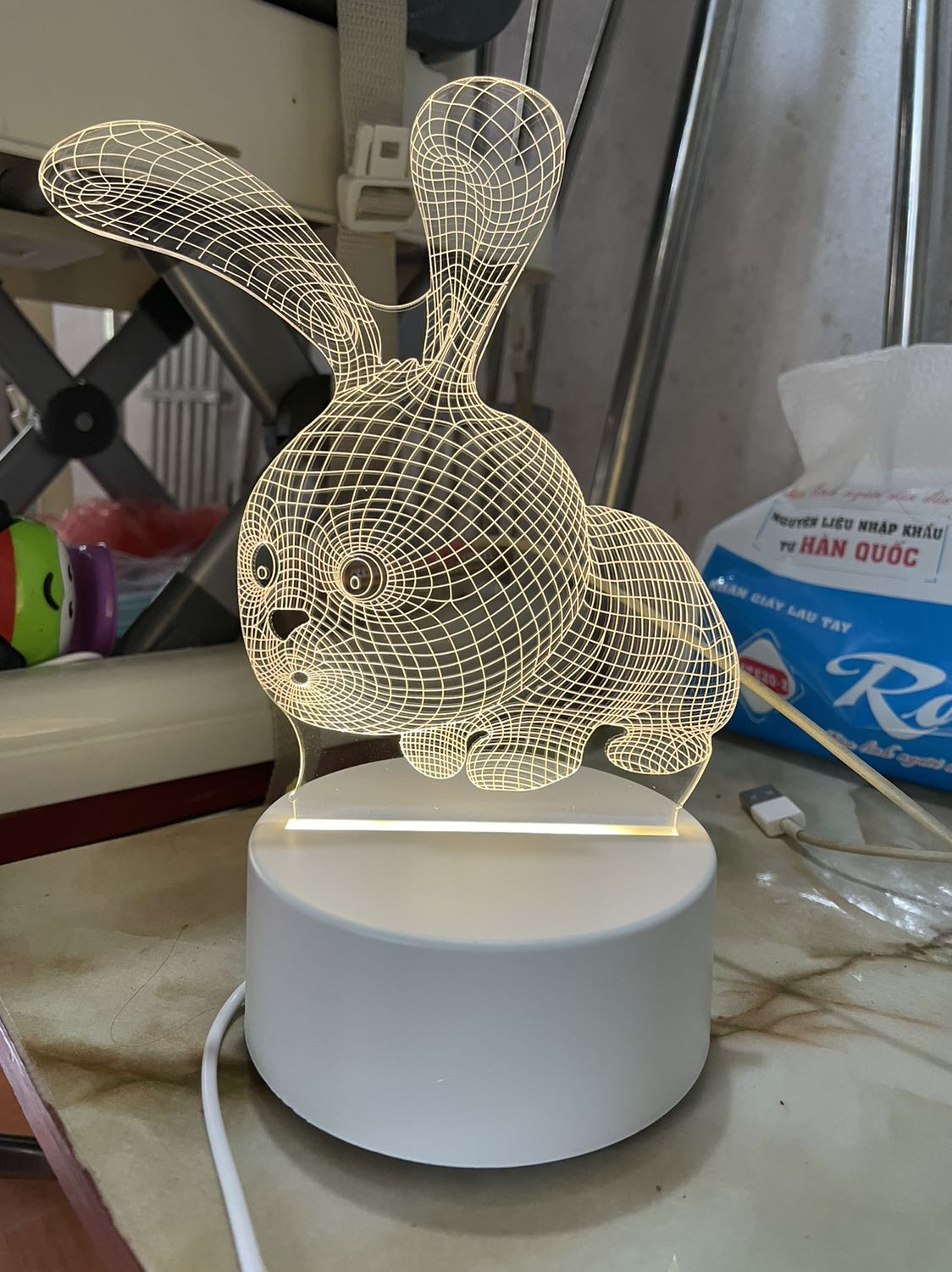 Đèn đơn giản,nhỏ nhỏ xinh xinh chứ k to lắm.con thỏ là bằng nhựa (ban đầu mình nghĩ là đèn led nh k phải).về cơ bản thì đẹp,hài lòng.mình mua giá 45k. Đèn đơn giản,nhỏ nhỏ xinh xinh chứ k to lắm.con thỏ là bằng nhựa (ban đầu mình nghĩ là đèn led nh k phải).về cơ bản thì đẹp,hài lòng.mình mua giá 45k.