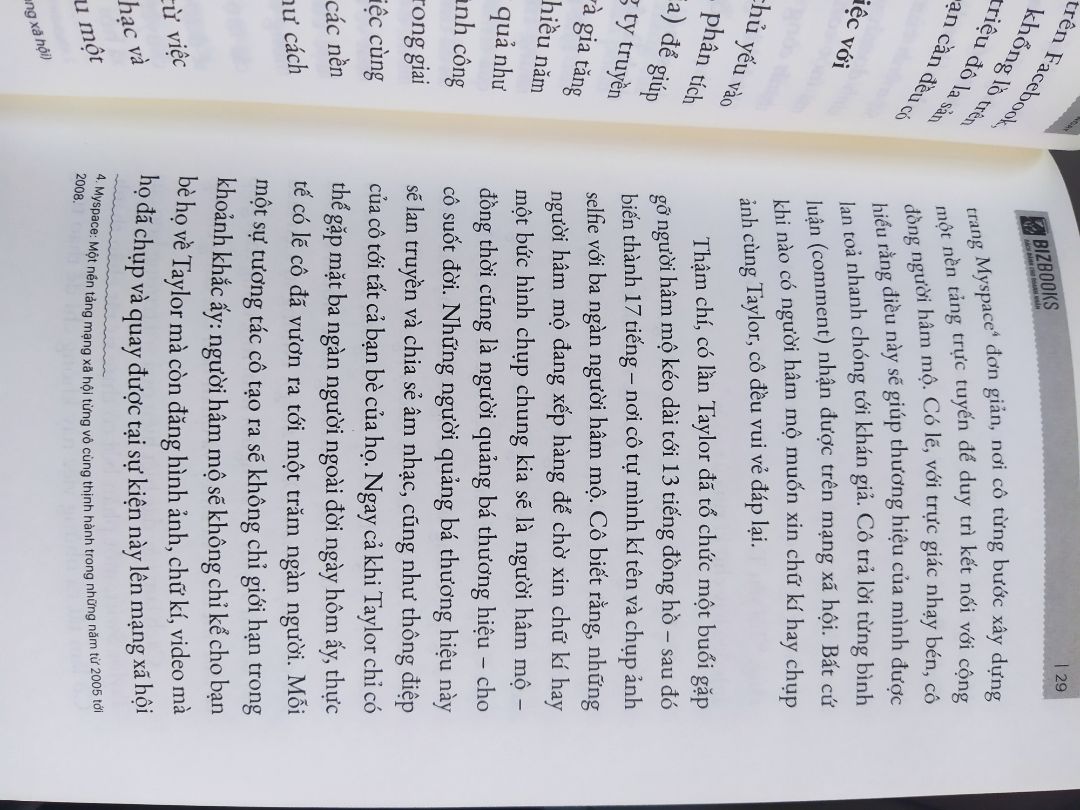 nội dung do chưa đọc nên mình chưa bình luận đc. nhưng về chất lượng hàng và cách đóng gói thì nhà sách fahasa chưa bao h làm mình thất vọng. Cuốn này mua về đc bọc kính đàng hoàng rất thích.