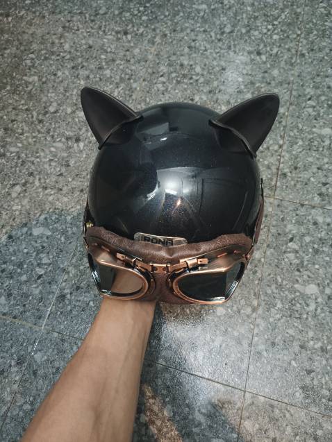 Sản phẩm ổn. Có tai mèo và kính kèm theo để khách hàng tự gắn