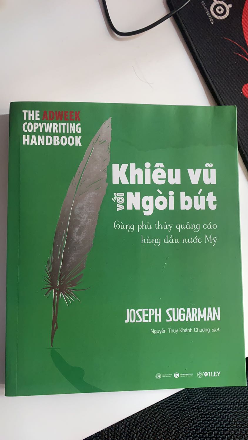 Tình trạng sách rất tệ, như là sách cũ và bị dính nước khiến cho phàn trên của sách bị ố vàng. Rất không hài lòng với lần giao hàng này của Tiki. 2/4 cuốn sách trong đơn mình đặt bị thế này.
