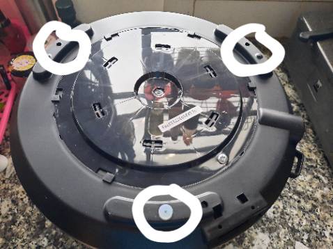 1 cái nồi, mình còn chưa sử dụng được vì từ khi nhận nồi đến nay đã là 1 tuần rồi, khi nhận kiểm tra thùng bên ngoài không mốp méo, ok hết. tối về khui ra thấy bao bọc bên trong sản phẩm rách, chân nồi bị thiếu 2 nút cao su chống trượt. mình đã gọi phản hồi và cung cấp hình ảnh cho Tiki như yêu cầu, nhưng sau đó không thấy hướng xử lý. mình phải liên hệ qua chat 2 lần thì mới nhận được thêm 1 *** là sẽ liên hệ với nhà cung cấp. sau đó là thêm 1 cuộc gọi đề nghị cung cấp thêm hình ảnh sản phẩm. mình cũng chụp và gửi cho Tiki, đến hôm này là trọn 1 tuần kể từ ngày nhận sản phẩm, và chỉ vì 2 cái nút cao su mà mình chưa thể dùng nồi vì không biết Tiki sẽ xử lý đơn hàng này như thế nào. quá mất thời gian