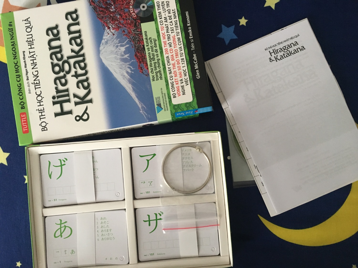 Mình đặt hàng chiều thứ 6 mà sáng thứ 7 đã nhận được rồi. Nhanh không ngờ luôn. Thẻ rất đẹp,. Mặt trước là bảng chữ cái Hiragana, Katakana và các từ vựng liên quan. Mặt sau là phiên âm Latin và nghĩa tiếng Việt. Có 200 thẻ, mỗi thẻ có chừng 6 từ. Tổng cộng chừng 1200 từ. Cực kỳ có ích cho người học tiếng Nhật.
Cảm ơn Tiki và nhà sách Fahasa! Mình đặt hàng chiều thứ 6 mà sáng thứ 7 đã nhận được rồi. Nhanh không ngờ luôn. Thẻ rất đẹp,. Mặt trước là bảng chữ cái Hiragana, Katakana và các từ vựng liên quan. Mặt sau là phiên âm Latin và nghĩa tiếng Việt. Có 200 thẻ, mỗi thẻ có chừng 6 từ. Tổng cộng chừng 1200 từ. Cực kỳ có ích cho người học tiếng Nhật.
Cảm ơn Tiki và nhà sách Fahasa!