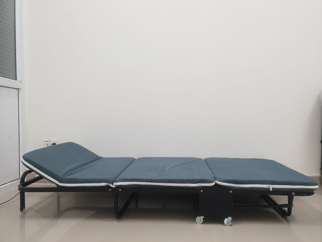 giường chắc chắn, thuận tiện di chuyển, gầm hơi thấp nhưng chấp nhận được