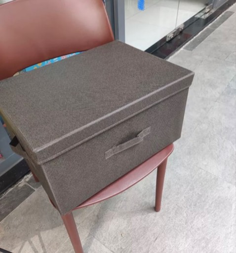 Hộp rất cứng cáp, chất vải không dệt, có mùi một chút, nhưng ko sao, để 1 lúc là hết mùi. Cốt bìa nén nên mình nghĩ mọi người ko nên để đồ ẩm hay bị ướt vì dễ bị hư hộp. Để đồ khô quần áo chăn màn tài liệu là ok. Cũng ko nên đee đồ sắc nhọn. Mình thấy ưng ý. Hộp rộng phết se  còn ủng hộ tiếp. Cho shop 5 sao nhé :3 :)))