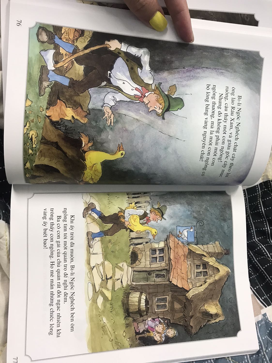 Màu sắc đẹp, chữ to rõ ràng nè! Hơi ít truyện nhưng mà nếu bé thích mình có thể kể đi kể lại hoài ko chán. 
Lời dịch hơi lớn nên các bé mà có đọc thì ba mẹ nên giải thích vài từ khó! 
Mỗi tội di chuyển tới hơn nửa tháng nên gáy bị móp méo rồi