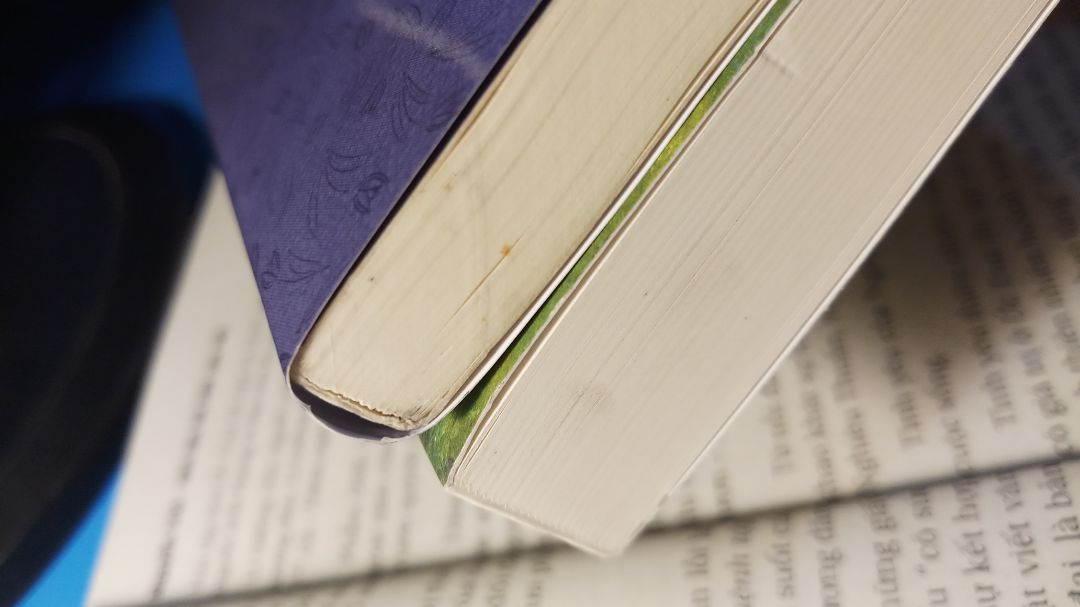 Tiki giao hàng rất nhanh, nội dung sách khỏi phải bàn, chất lượng giấy và in ấn cũng rất tốt 
Tuy nhiên mình hơi thất vọng vì hàng KHÔNG HỀ ĐƯỢC BỌC gì cả, một màng nhỏ cũng không, để trơ trong hộp carton và sách bị trầy gáy rất khó chịu