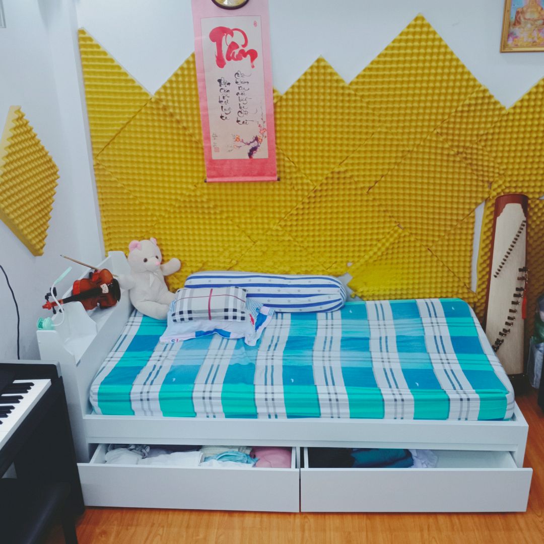 10 điểm cho Tiki nha. Đặt tối chủ nhật, sáng t2 đã giao mặc dù ko hề trả phí giao siêu tốc. Freeship tận nhà, free lắp đặt tận phòng. Cái tủ gầm giường lớn hơn tưởng tượng. Nhét được đủ thứ đồ, tiết kiệm không gian cho căn phòng nhỏ 👏👏👏
Ưng cái bụng hết sức ☺☺