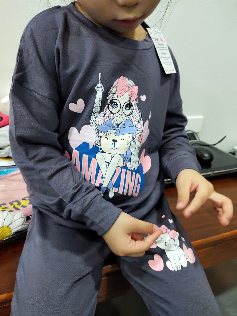 fom rộng,thoải mái, m lấy hơn sz nên bé mặc hơi rộng, may có bo nên cũng đỡ, chất lượng ko phai bàn luôn! quá ok!!!