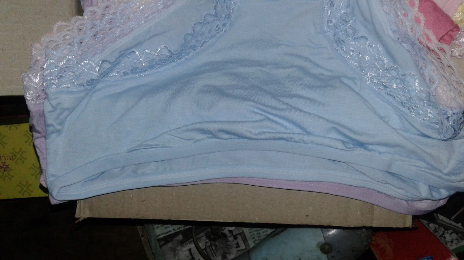 Sản phẩm y như hình nha mọi người, không dày không mỏng, mặc cảm giác không nóng, mặc nhẹ, mình mặc thấy ok nên là mua 2 lần rồi ạ. 
2 đơn hàng có 1 cái đường may bị lỗi, mình may lại được nên cũng không sao hihi
Có hình mọi người tham khảo nhé: