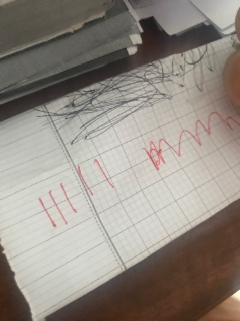 Mình mua viết này lần thứ 2 rồi. Viết khá tốt, mực ra rất đều và êm tay, thiết kế và màu sắc dễ thương. Viết gel màu đỏ của Deli cũng rất ổn, mua lúc giảm giá nên rất rẻ.