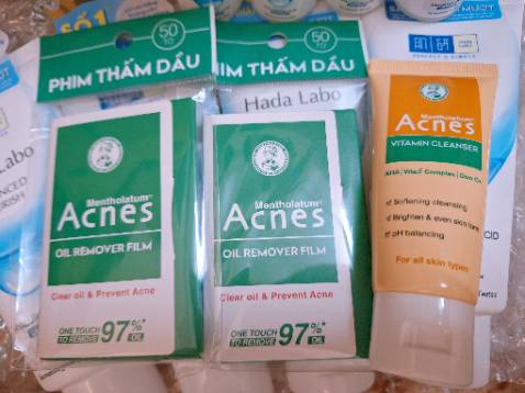 Phim thì đắt hơn giấy chút xíu, nhưng dùng tốt hơn nhiều, da mình là hỗn hợp dùng sạch lắm. Tiki đang khuyến mãi nên giá rẻ, còn được tặng sữa rửa mặt nữa. Mùa nóng cần đem hộp phim thấm dầu trong túi nha.