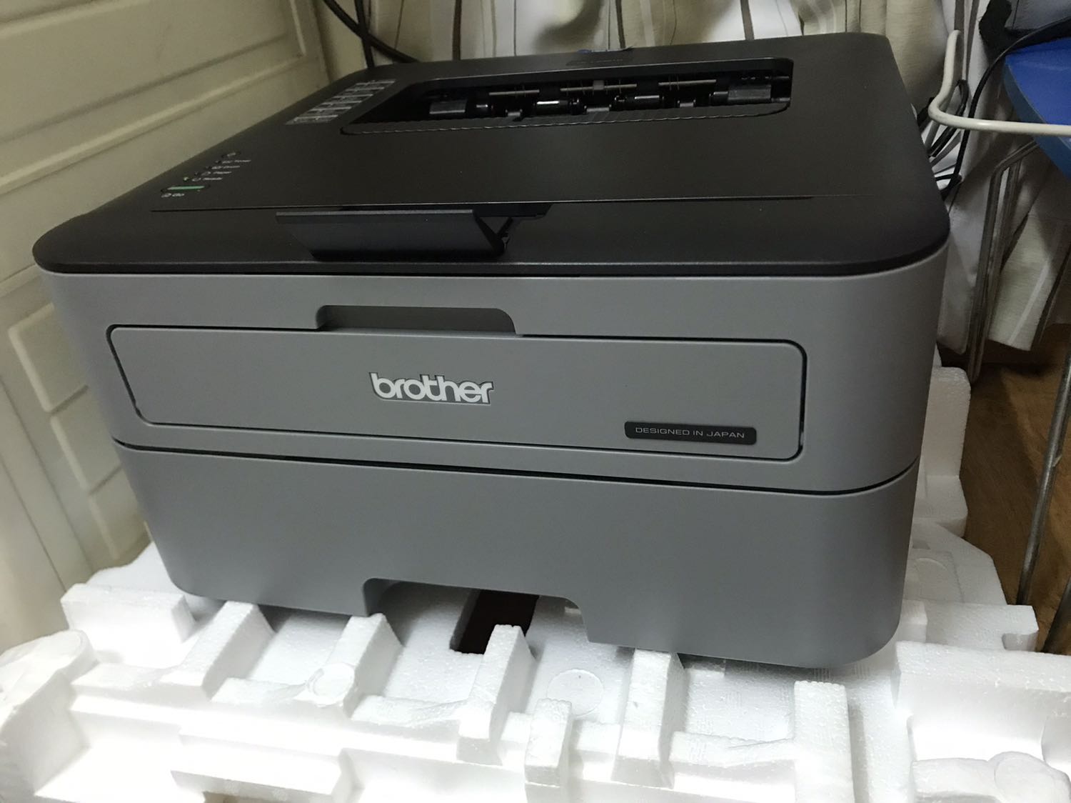 Máy chắc chắn, in vẫn rõ mà ko quá đậm nên mình nghĩ tiết kiệm mực, in 2 mặt mất tầm 10s. Giao hàng nhanh như một cơn gió. Ra HN mà đặt hôm trước hôm sau nhận được máy rồi. Cài đặt dễ lắm. Máy tính ai mà ko có ổ đĩa có thể vào trang web của brother như trong tờ hướng dẫn tải driver về cài đặt. Bảo hành thì mình cũng làm theo hướng dẫn thôi
