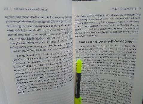 Lần đầu tiên mình cảm thấy hẫng hụt như vậy. Mua sách lỗi này lỗi kia mình gặp nhiều rồi nhưng mình cho qua vì nó là loại sách giải trí, dù sao mình cũng đọc online rồi chỉ là mua ủng hộ tác giả rồi sau này đoc lại thôi, cơ mà quyển này có một cái lỗi quá to. Từ trang 113 đến 128 không có. Mà mình đọc ghi chú như vầy không còn nguyên vẹn nữa. Shop giải quyết cho mình thế nào đây?
Trước giờ mua sách mình luôn ưu tiên Tiki đầu tiên, không có sách ở Tiki mới tìm chỗ khác. Mình để lại đây 5 sao vì lòng tin đấy. Tiki phản hồi thế nào thì mình không biết và nó có ảnh hưởng đến quyết định, đến hành vi mua hàng sau này của mình hay không thì mình cũng chẳng hay.