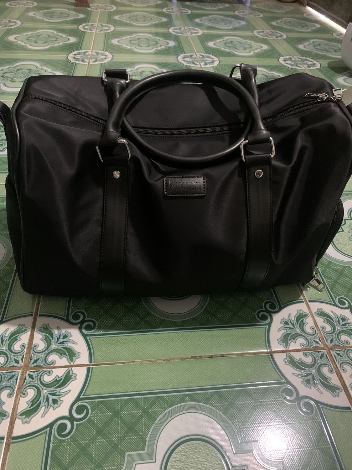 Chất liệu như quảng cáo tuy hơi bé nhưng về độ hoàn thiện và sang trọng thì khỏi bàn .đống gói cũng đơn giản nhưng cũng đủ đảm bảo đc chất lượng sản phẩm. Nên mua